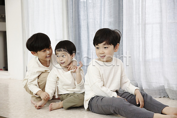 즐거움 천진난만 세명 소년 소년만 어린이 한국인 JPG 옆모습 포토 거실 놀이 실내 앉기 어린이라이프 전신 커튼 형제