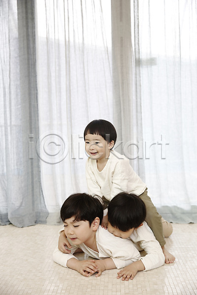 즐거움 천진난만 세명 소년 소년만 어린이 한국인 JPG 앞모습 포토 거실 놀이 실내 어린이라이프 엎드리기 올라탄 장난 전신 커튼 형제