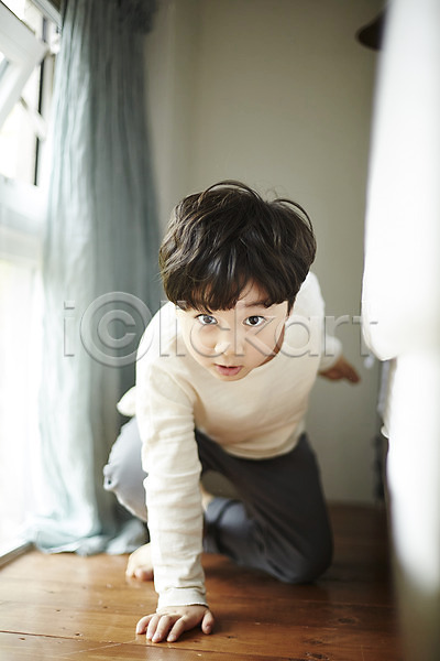 즐거움 천진난만 소년 소년만 어린이 한국인 한명 JPG 앞모습 포토 기어가기 놀이 실내 어린이라이프 장난 전신 침실