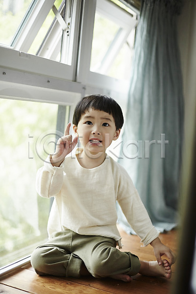 즐거움 천진난만 소년 소년만 어린이 한국인 한명 JPG 앞모습 포토 놀이 손짓 실내 앉기 어린이라이프 전신 침실