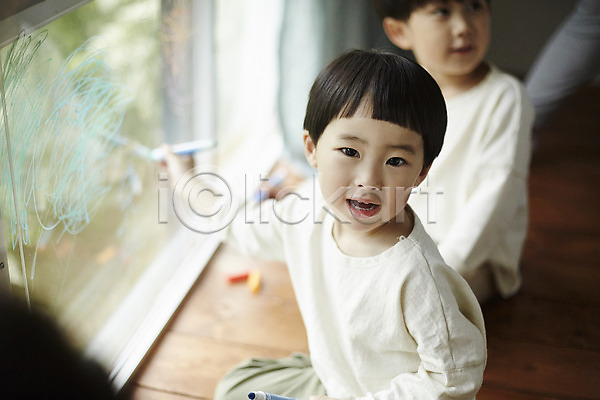 즐거움 천진난만 두명 소년 소년만 어린이 한국인 JPG 포토 낙서 미소(표정) 상반신 실내 앉기 어린이라이프 창가 펜 형제