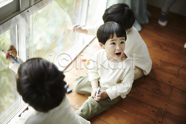 즐거움 천진난만 세명 소년 소년만 어린이 한국인 JPG 앞모습 포토 낙서 들기 실내 앉기 어린이라이프 응시 전신 창가 펜 형제