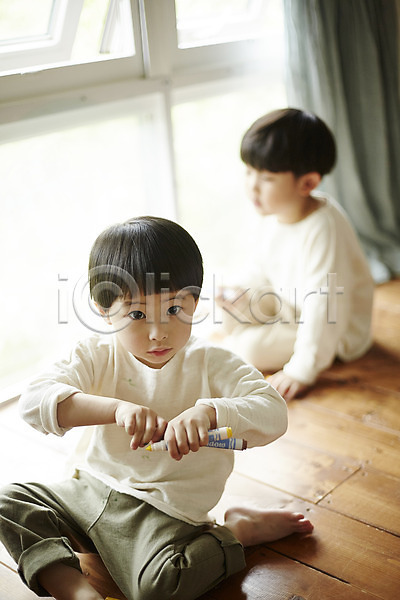 즐거움 천진난만 두명 소년 소년만 어린이 한국인 JPG 아웃포커스 앞모습 포토 들기 실내 앉기 어린이라이프 전신 창가 펜 형제