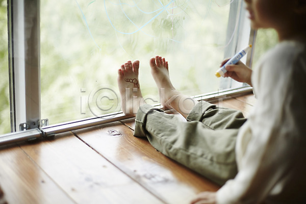 즐거움 천진난만 소년 소년만 어린이 한국인 한명 JPG 포토 낙서 들기 실내 앉기 어린이라이프 창가 펜 하반신