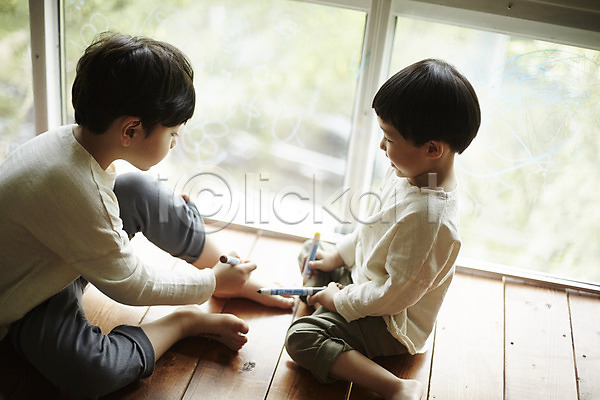 즐거움 천진난만 두명 소년 소년만 어린이 한국인 JPG 옆모습 포토 낙서 놀이 실내 앉기 어린이라이프 전신 창가 형제