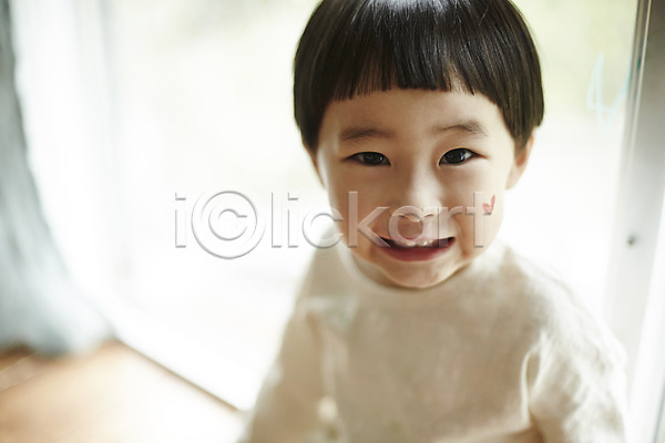 즐거움 천진난만 소년 소년만 어린이 한국인 한명 JPG 앞모습 포토 낙서 미소(표정) 상반신 실내 앉기 어린이라이프 하트