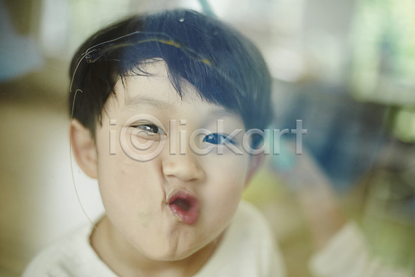 즐거움 천진난만 소년 소년만 어린이 한국인 한명 JPG 앞모습 포토 상반신 서기 실내 어린이라이프 장난 창문 표정