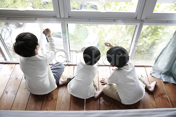 즐거움 천진난만 세명 소년 소년만 어린이 한국인 JPG 뒷모습 포토 낙서 들기 실내 앉기 어린이라이프 장난 전신 창가 창문 침실 펜 형제