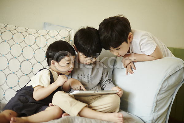 집중 천진난만 세명 소년 소년만 어린이 한국인 JPG 앞모습 포토 거실 들기 소파 실내 앉기 어린이라이프 전신 태블릿 형제