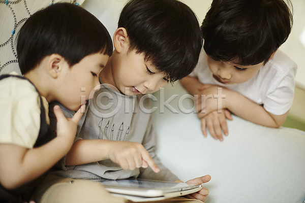 집중 천진난만 세명 소년 소년만 어린이 한국인 JPG 앞모습 포토 들기 상반신 소파 실내 앉기 어린이라이프 태블릿 터치 형제