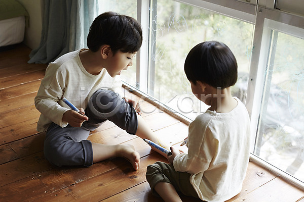천진난만 두명 소년 소년만 어린이 한국인 JPG 옆모습 포토 낙서 놀이 실내 앉기 어린이라이프 전신 창가 형제