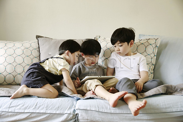 집중 천진난만 세명 소년 소년만 어린이 한국인 JPG 앞모습 옆모습 포토 거실 들기 소파 실내 앉기 어린이라이프 전신 태블릿 형제