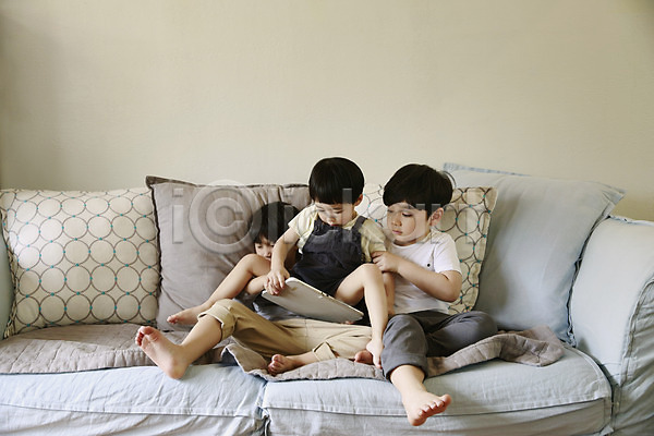 집중 천진난만 세명 소년 소년만 어린이 한국인 JPG 앞모습 포토 거실 들기 소파 실내 앉기 어린이라이프 전신 태블릿 형제