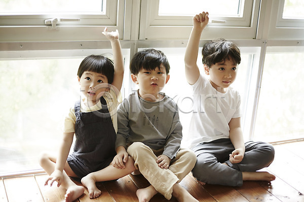 즐거움 천진난만 세명 소년 소년만 어린이 한국인 JPG 앞모습 포토 발표 손들기 실내 앉기 어린이라이프 전신 창가 형제