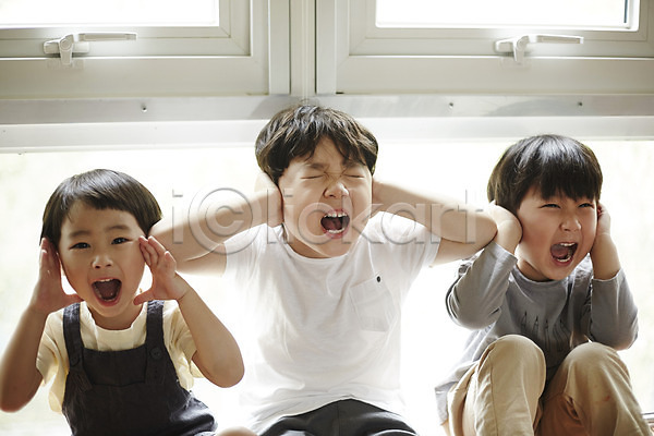 천진난만 세명 소년 소년만 어린이 한국인 JPG 앞모습 포토 귀막기 상반신 실내 앉기 어린이라이프 외침 장난 창가 형제