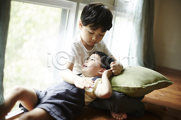 다정 천진난만 휴식 두명 소년 소년만 어린이 한국인 JPG 앞모습 포토 눕기 실내 앉기 어린이라이프 전신 창가 형제
