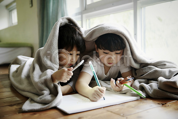 천진난만 두명 소년 소년만 어린이 한국인 JPG 앞모습 포토 놀이 뒤집어쓰기 색연필 스케치북 실내 어린이라이프 엎드리기 이불 형제