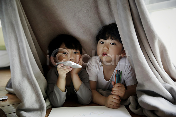 천진난만 두명 소년 소년만 어린이 한국인 JPG 앞모습 포토 놀이 들기 상반신 스마트폰 스케치북 실내 어린이라이프 엎드리기 이불 형제