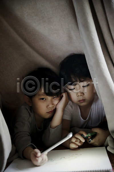 즐거움 천진난만 두명 소년 소년만 어린이 한국인 JPG 앞모습 포토 놀이 들기 상반신 스마트폰 스케치북 실내 어린이라이프 엎드리기 이불 형제