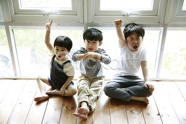 즐거움 천진난만 세명 소년 소년만 어린이 한국인 JPG 앞모습 포토 눈감음 발표 손들기 실내 앉기 어린이라이프 전신 창가 형제