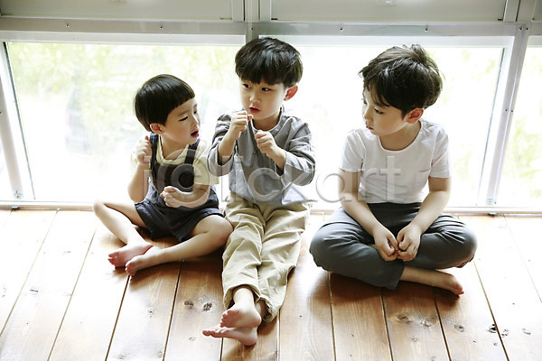 다정 천진난만 세명 소년 소년만 어린이 한국인 JPG 앞모습 포토 대화 실내 앉기 어린이라이프 전신 창가 형제