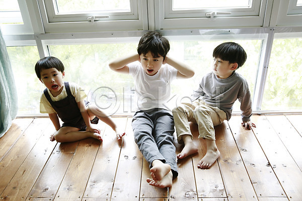 천진난만 세명 소년 소년만 어린이 한국인 JPG 앞모습 포토 귀막기 시끄러움 실내 앉기 어린이라이프 외침 전신 창가 형제