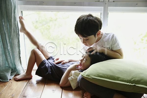즐거움 천진난만 두명 소년 소년만 어린이 한국인 JPG 앞모습 옆모습 포토 놀이 눕기 다리들기 실내 앉기 어린이라이프 장난 전신 창가 형제