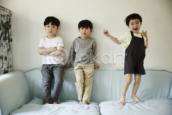 즐거움 천진난만 세명 소년 소년만 어린이 한국인 JPG 앞모습 포토 놀이 서기 소파 실내 어린이라이프 점프 팔짱 형제