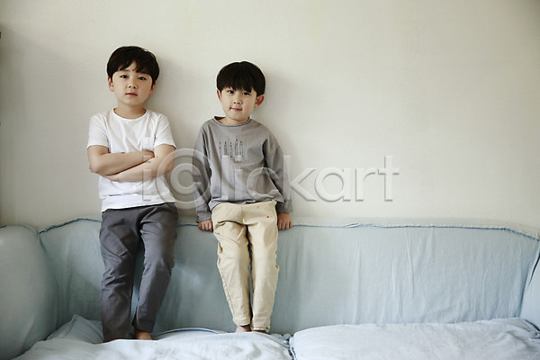 천진난만 두명 소년 소년만 어린이 한국인 JPG 앞모습 포토 서기 소파 실내 어린이라이프 전신 팔짱 형제