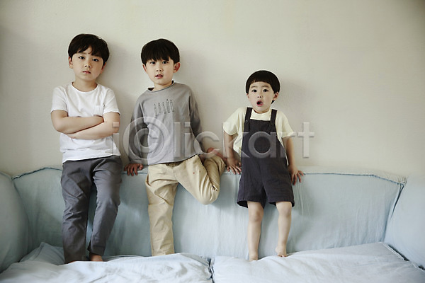 천진난만 세명 소년 소년만 어린이 한국인 JPG 앞모습 포토 놀이 서기 소파 실내 어린이라이프 전신 팔짱 형제
