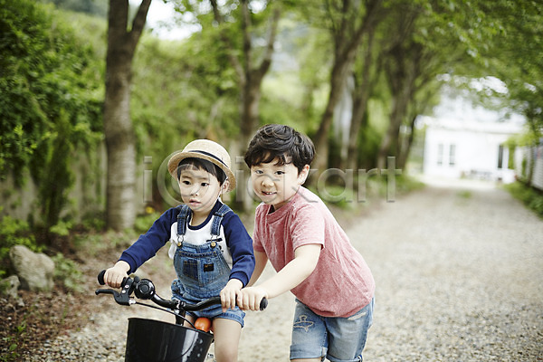 천진난만 두명 소년 소년만 어린이 한국인 JPG 앞모습 포토 가르침 밀짚모자 상반신 서기 숲 승차 야외 야외활동 어린이라이프 자전거 주간 형제