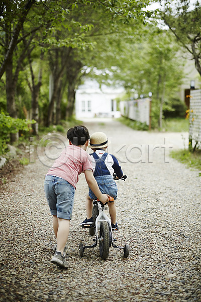 도움 즐거움 천진난만 두명 소년 소년만 어린이 한국인 JPG 뒷모습 포토 밀기 밀짚모자 서기 숲 승차 야외 야외활동 어린이라이프 자전거 전신 주간 형제