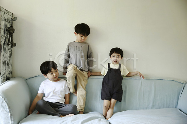 천진난만 세명 소년 소년만 어린이 한국인 JPG 앞모습 포토 놀이 서기 소파 실내 앉기 어린이라이프 전신 팔짱 형제