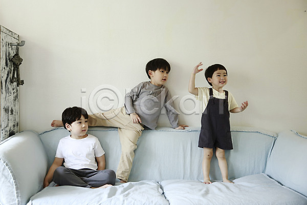 즐거움 천진난만 세명 소년 소년만 어린이 한국인 JPG 앞모습 포토 놀이 서기 소파 실내 앉기 어린이라이프 전신 팔짱 형제