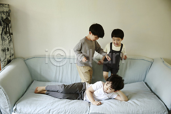 즐거움 천진난만 세명 소년 소년만 어린이 한국인 JPG 앞모습 포토 놀기 눕기 서기 소파 실내 어린이라이프 전신 형제