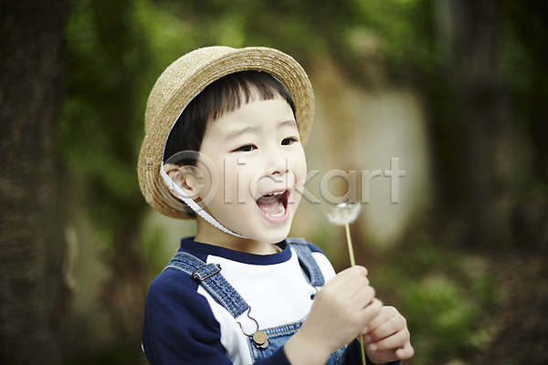 즐거움 천진난만 소년 소년만 어린이 한국인 한명 JPG 앞모습 포토 들기 미소(표정) 민들레홀씨 밀짚모자 불기 상반신 서기 숲 야외 야외활동 어린이라이프 주간