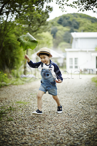 즐거움 천진난만 소년 소년만 어린이 한국인 한명 JPG 앞모습 포토 나뭇잎 달리기 들기 미소(표정) 숲 야외 야외활동 어린이라이프 전신 주간