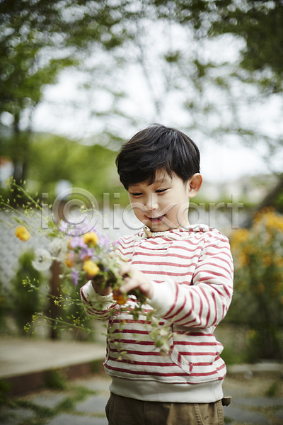 즐거움 천진난만 소년 소년만 어린이 한국인 한명 JPG 앞모습 포토 꽃 만지기 미소(표정) 상반신 서기 야외 야외활동 어린이라이프 주간
