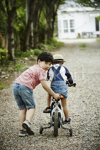 도움 즐거움 천진난만 두명 소년 소년만 어린이 한국인 JPG 뒷모습 포토 가르침 뒤돌아보기 서기 숲 승차 야외 야외활동 어린이라이프 자전거 전신 주간 형제