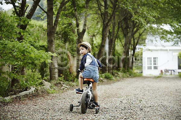 천진난만 소년 소년만 어린이 한국인 한명 JPG 뒷모습 포토 뒤돌아보기 숲 승차 야외 야외활동 어린이라이프 자전거 전신 주간