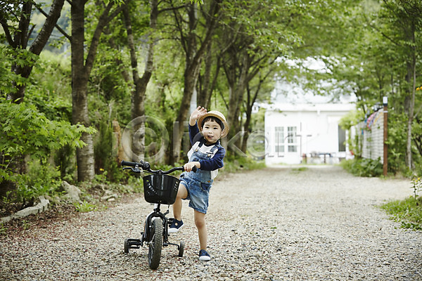 즐거움 천진난만 소년 소년만 어린이 한국인 한명 JPG 앞모습 포토 미소(표정) 서기 손인사 숲 야외 야외활동 어린이라이프 자전거 전신 주간