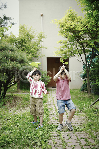 천진난만 두명 소년 소년만 어린이 한국인 JPG 앞모습 포토 들기 서기 야외 야외활동 어린이라이프 잎 전신 주간 형제