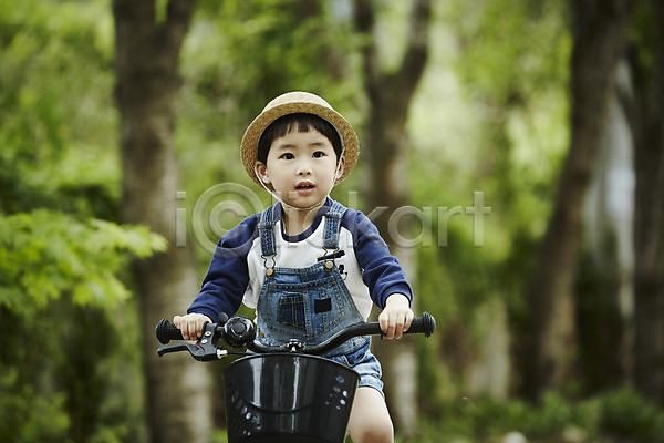 천진난만 소년 소년만 어린이 한국인 한명 JPG 앞모습 포토 밀짚모자 상반신 숲 승차 야외 야외활동 어린이라이프 자전거 주간