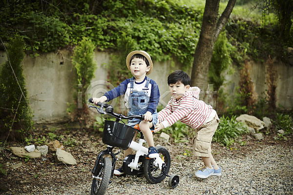 즐거움 천진난만 두명 소년 소년만 어린이 한국인 JPG 앞모습 포토 가르침 밀짚모자 서기 숲 승차 야외 야외활동 어린이라이프 자전거 전신 주간 형제