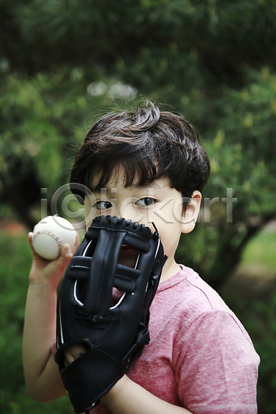 천진난만 소년 소년만 어린이 한국인 한명 JPG 앞모습 포토 던지기 들기 상반신 서기 숲 야구공 야구글러브 야외 야외활동 어린이라이프 주간 캐치볼