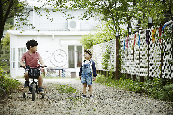 천진난만 두명 소년 소년만 어린이 한국인 JPG 앞모습 포토 밀짚모자 서기 숲 승차 야외 야외활동 어린이라이프 자전거 전신 주간 형제