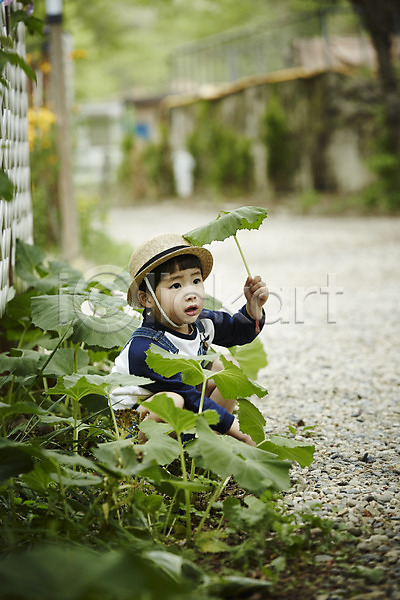 천진난만 소년 소년만 어린이 한국인 한명 JPG 옆모습 포토 들기 숲 앉기 야외 야외활동 어린이라이프 잎 전신 주간