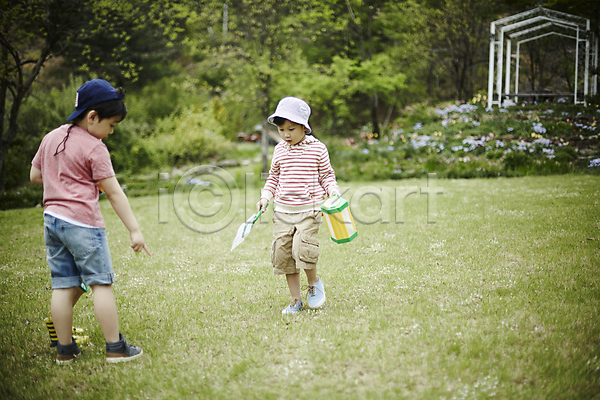 천진난만 체험학습 두명 소년 소년만 어린이 한국인 JPG 뒷모습 앞모습 포토 서기 숲 야외 야외활동 어린이라이프 잔디 전신 주간 형제