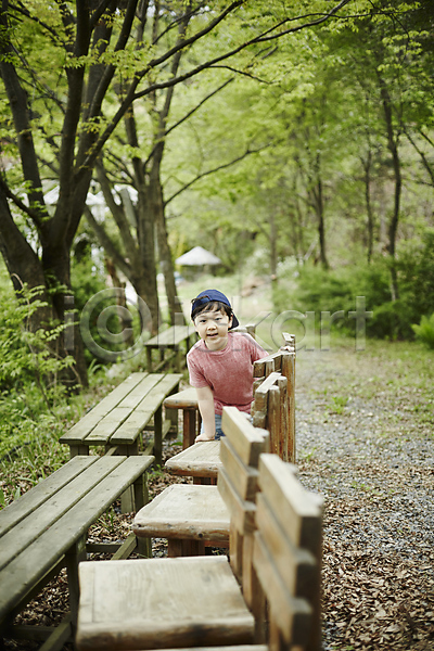 천진난만 소년 소년만 어린이 한국인 한명 JPG 앞모습 포토 기댐 미소(표정) 벤치 상반신 서기 숲 야외 야외활동 어린이라이프 주간