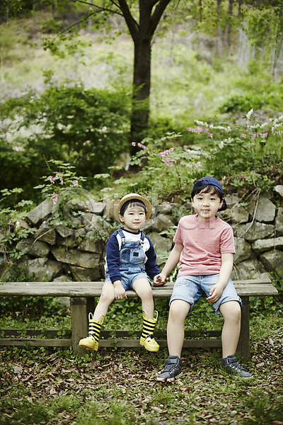 다정 천진난만 두명 소년 소년만 어린이 한국인 JPG 앞모습 포토 밀짚모자 벤치 손잡기 숲 앉기 야외 야외활동 어린이라이프 전신 주간 형제